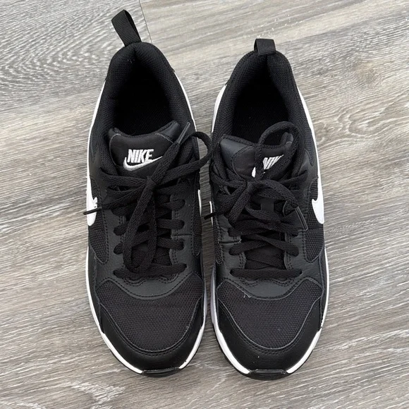 Nike Kids Black and White Sneakers - Picture 3 of 5